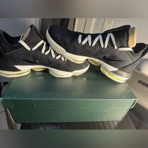 Lebron XVI low black- summit / white - volt size 12
